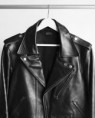jaqueta de cuir negre brillant